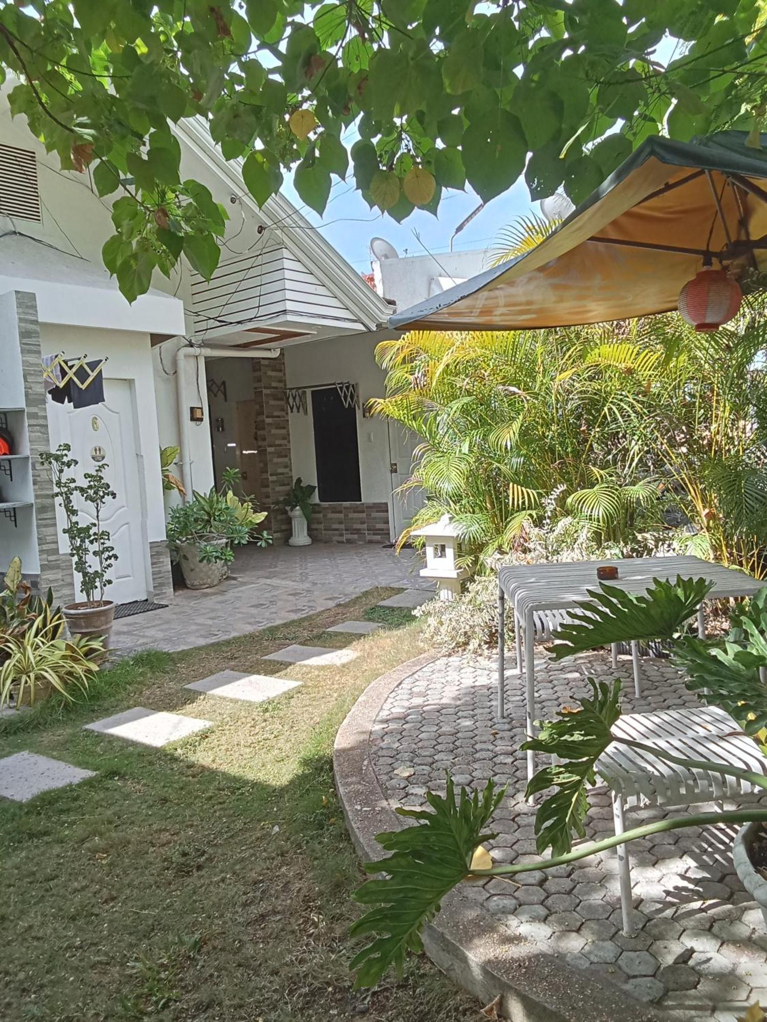 Yoo Darius' Residences Moalboal Esterno foto